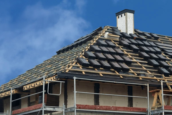 Chantier de rénovation de toiture traditionnelle